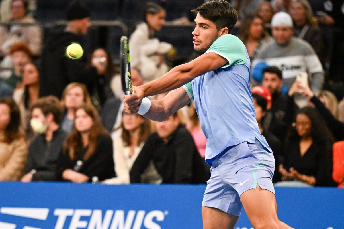 Alcaraz esquiva a Sinner hasta la final en Melbourne y se enfrenta a Djokovic y Zverev en su camino.