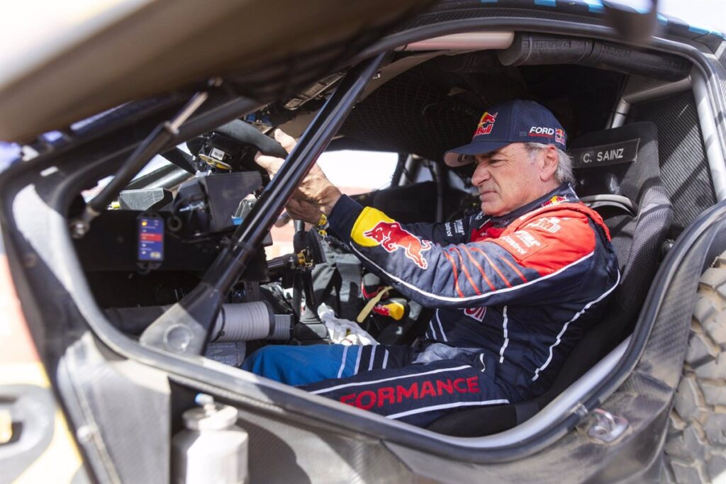 Carlos Sainz vuelca, sufre daños en el vehículo y lucha por la etapa maratón del Dakar.