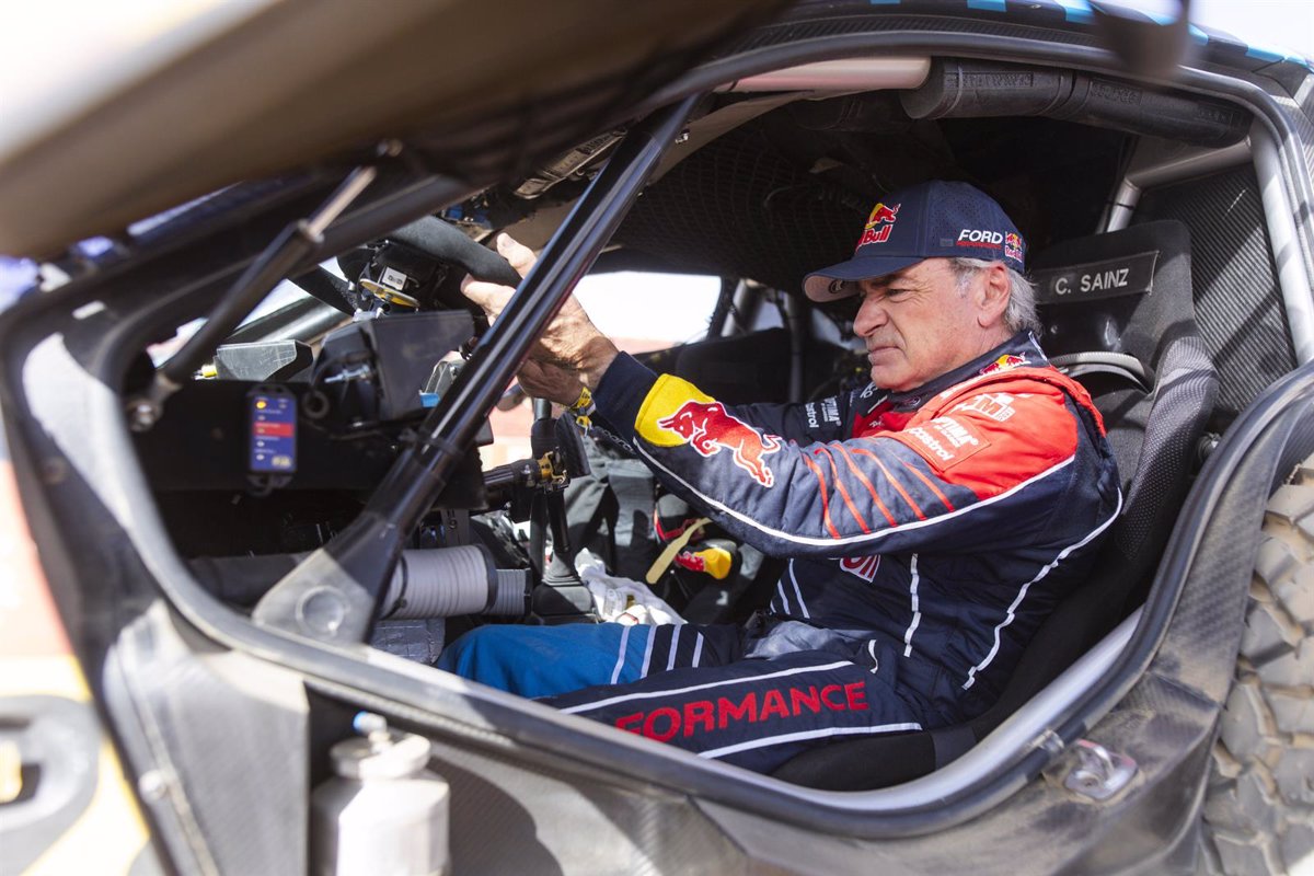 Carlos Sainz vuelca, sufre daños en el vehículo y lucha por la etapa maratón del Dakar.