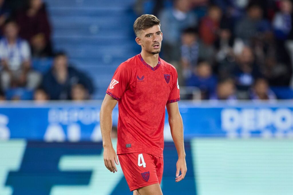 Detenido el jugador del Sevilla FC Kike Salas por manipular tarjetas amarillas para apuestas ilegales.