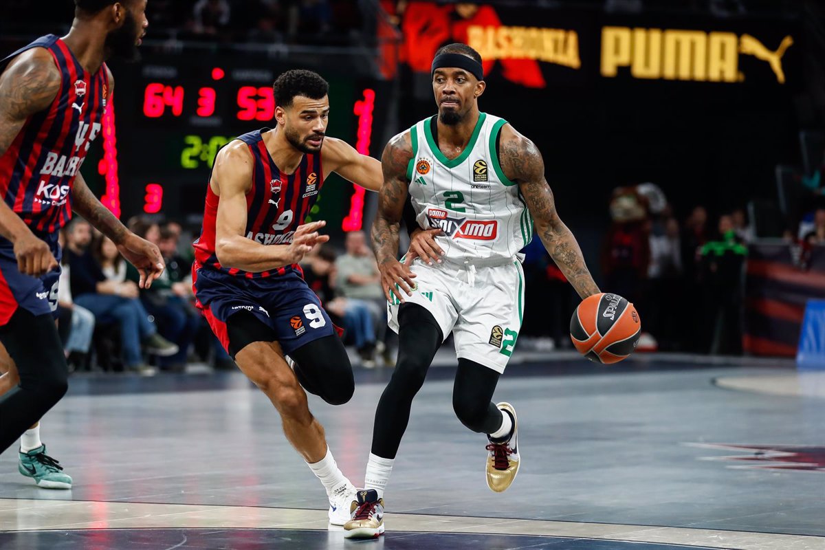 El Baskonia frena al Panathinaikos y sigue en la lucha por el 'play-in'
