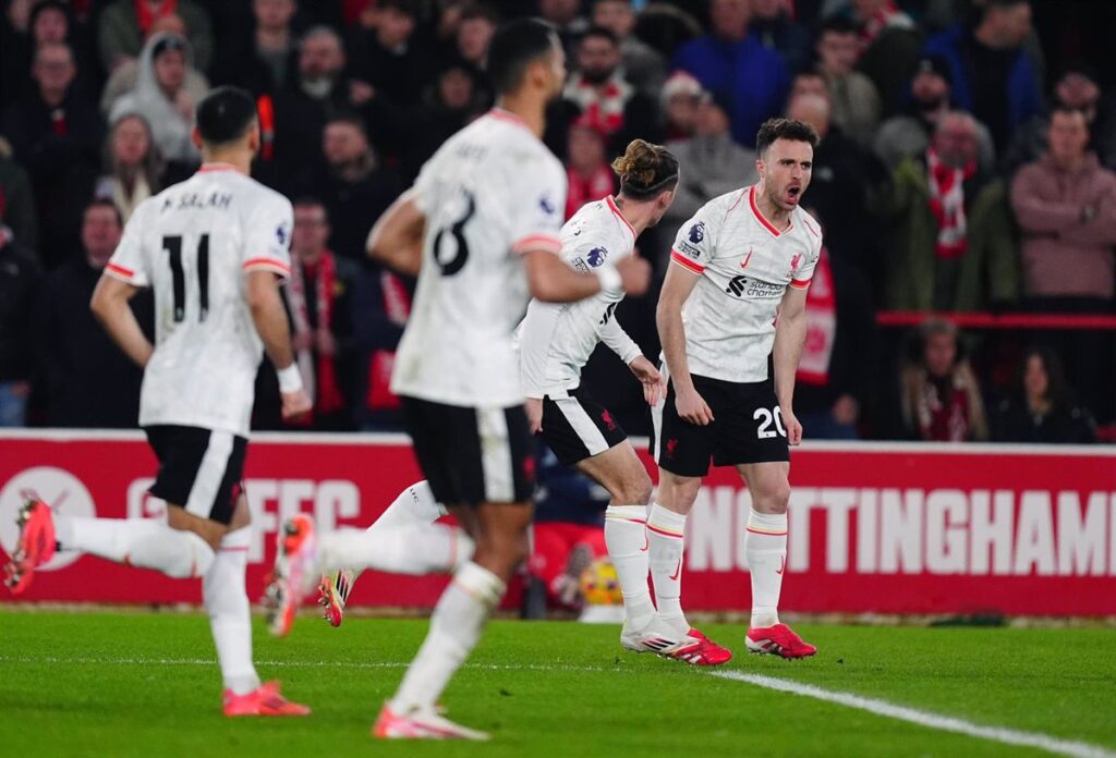 El Liverpool derrota al Nottingham Forest mientras el Chelsea permanece estancado