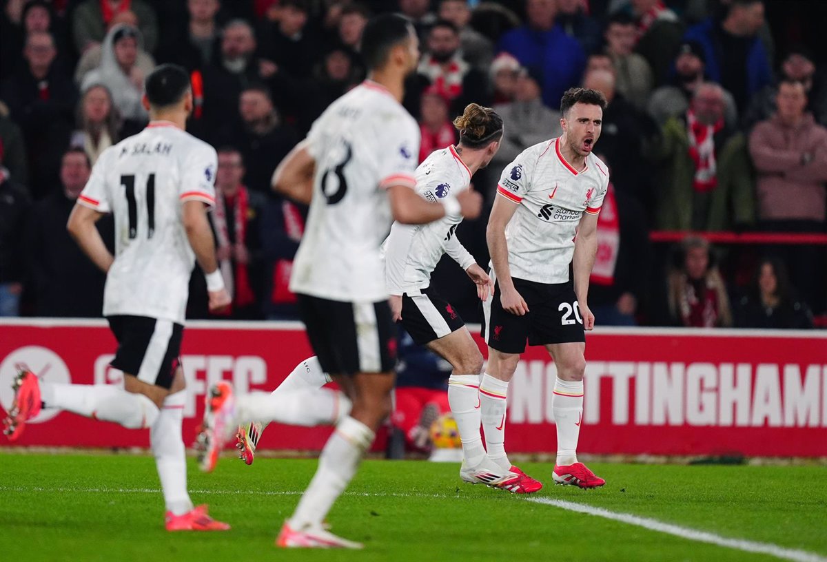 El Liverpool derrota al Nottingham Forest mientras el Chelsea permanece estancado