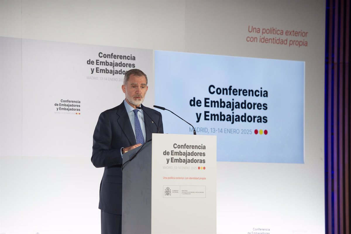 El Rey insta a los embajadores a presentar una imagen clara y confiable de España, destacando su orgullo por la Historia