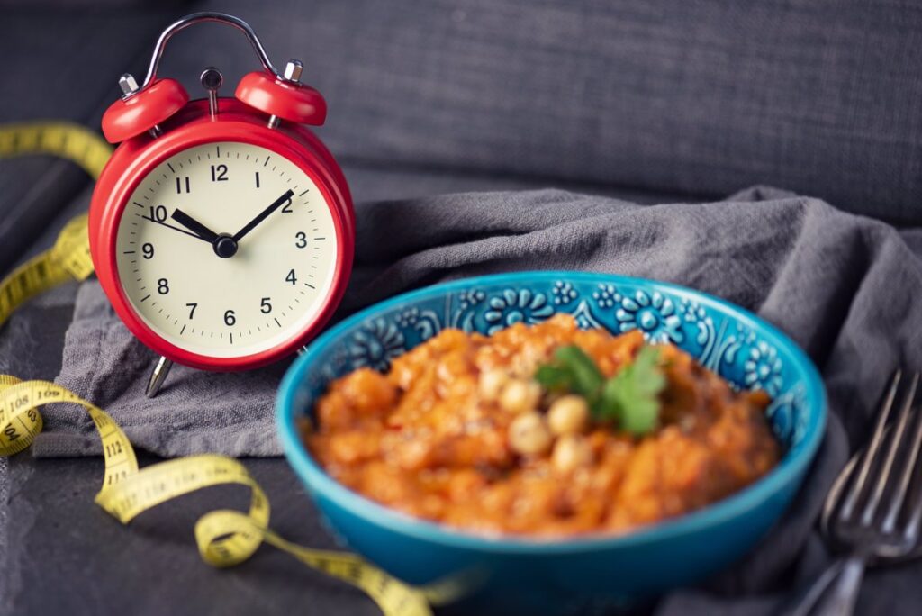 El ayuno intermitente puede ser más efectivo para perder peso que una dieta baja en calorías.
