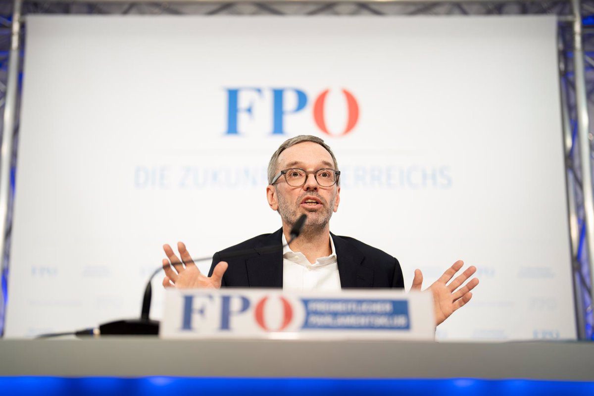 El presidente austriaco se reúne con el líder del FPÖ para explorar opciones de formación de gobierno