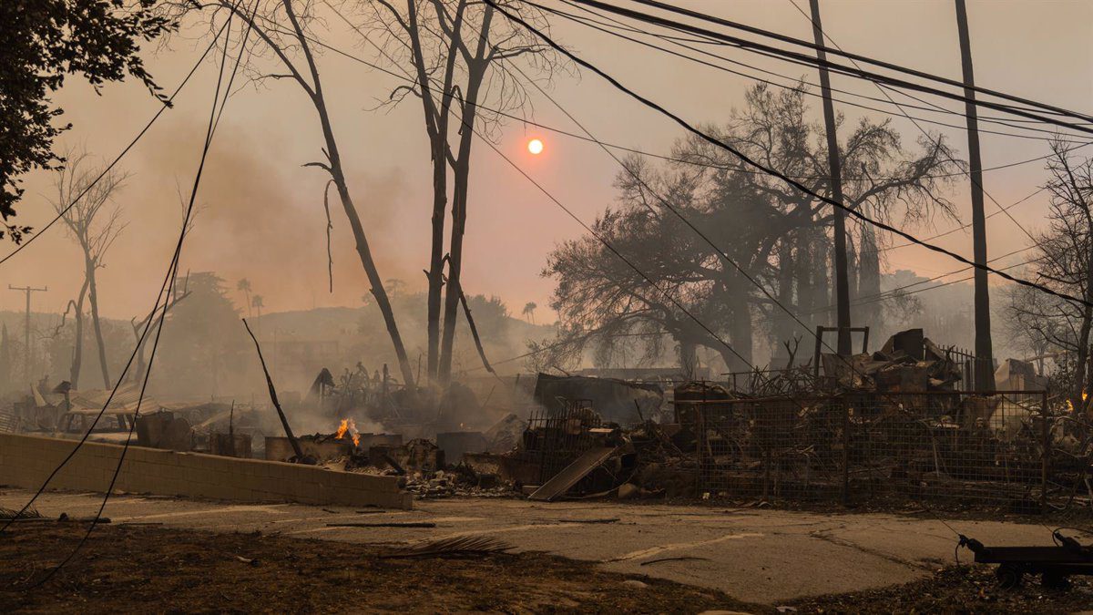 Incrementan a diez las víctimas fatales por incendios forestales en Los Ángeles, California