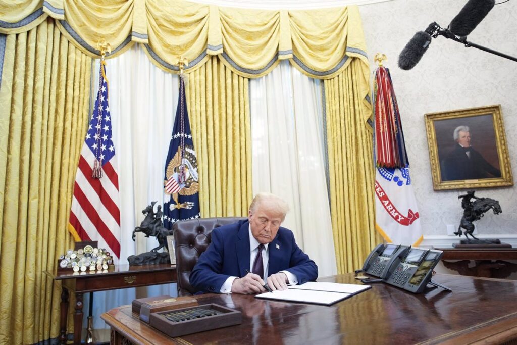 Trump suspende la financiación a escuelas que practiquen "adoctrinamiento radical"