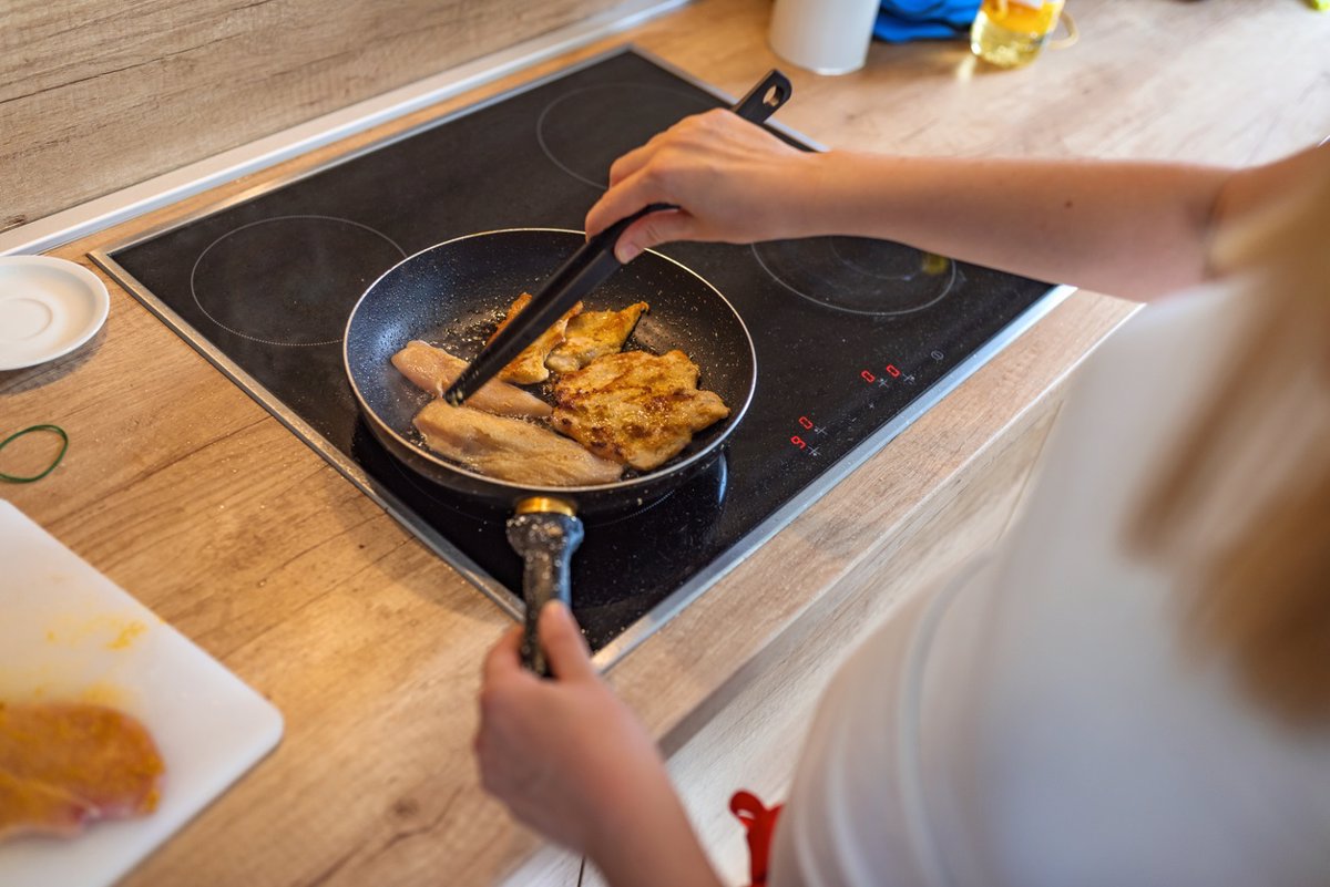 ¿Por qué la carne fresca a veces suelta agua al cocinarla en la sartén?