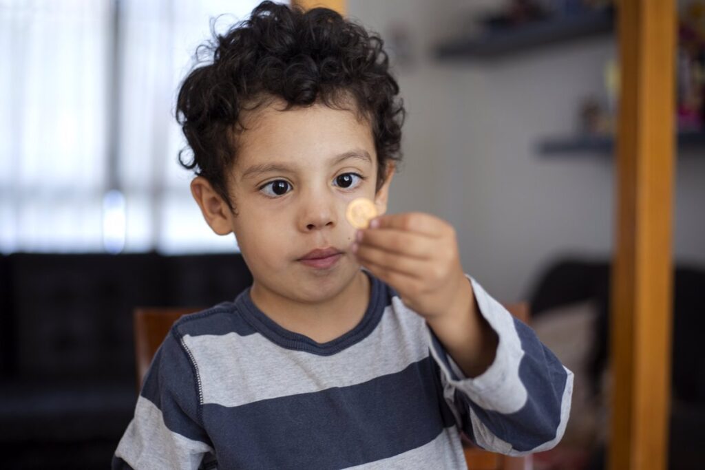 ¿Qué hacer si tu hijo se traga una moneda, pila o imán? Consejos de una experta en urgencias pediátricas.
