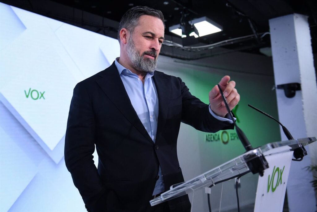Abascal Urge a los Líderes de Vox a Dejar de Mirarse el Ombligo y Destaca que Nadie es Imprescindible en el Partido