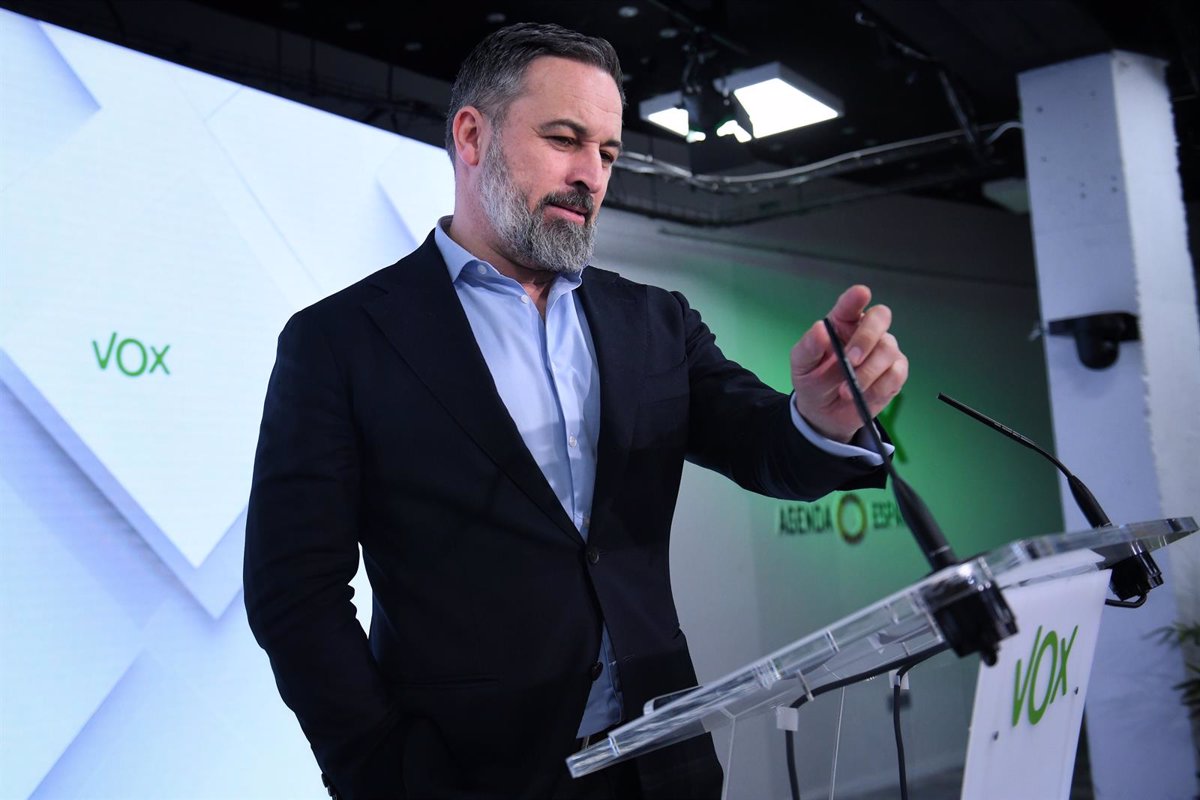 Abascal Urge a los Líderes de Vox a Dejar de Mirarse el Ombligo y Destaca que Nadie es Imprescindible en el Partido