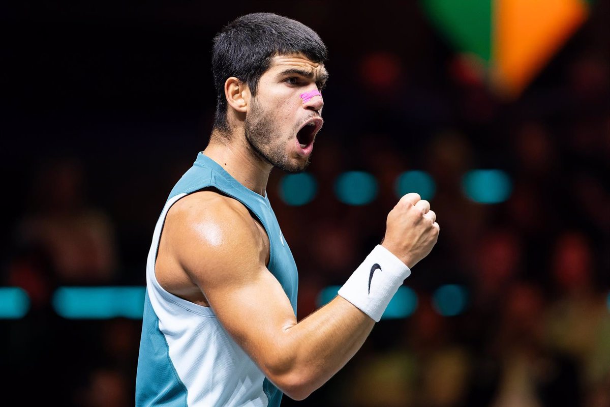 Alcaraz avanza a octavos en Doha tras una intensa victoria sobre Cilic