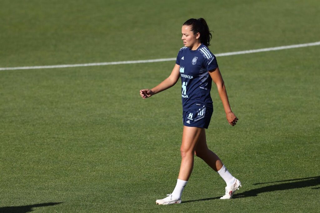 Amaiur Sarriegi se retira del primer entrenamiento de la selección en Las Rozas.