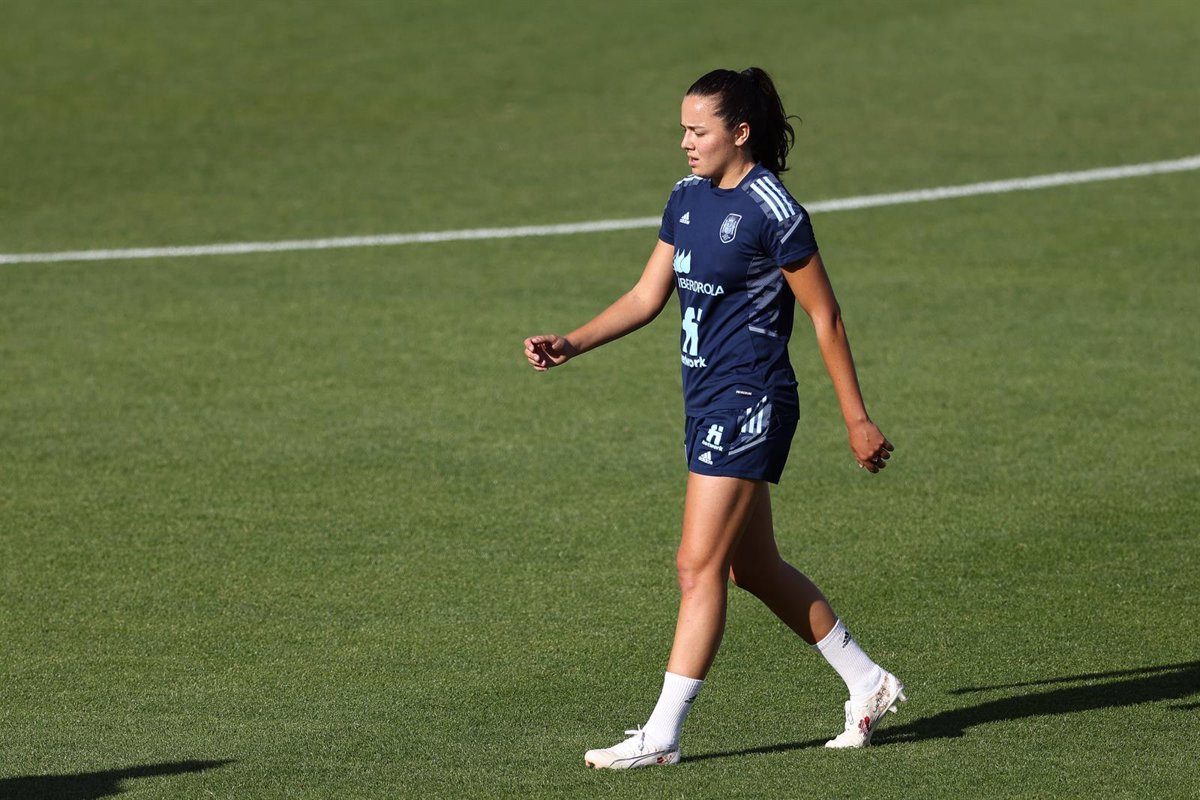 Amaiur Sarriegi se retira del primer entrenamiento de la selección en Las Rozas.