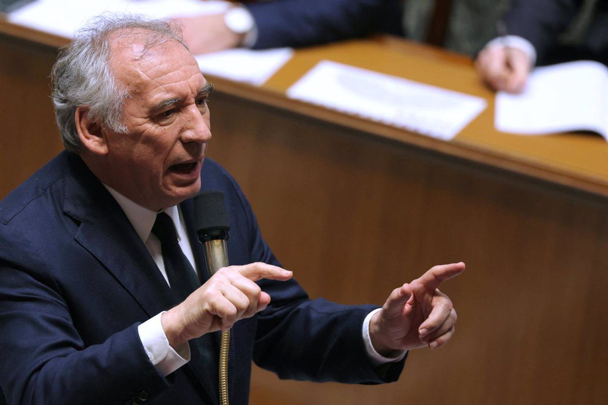 Bayrou Impulsa la Aprobación del Presupuesto en Francia y Desata una Moción de Censura