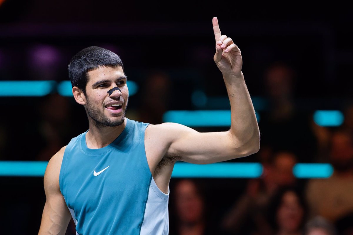 Carlos Alcaraz derrota a Pedro Martínez y avanza a las semifinales en Róterdam.