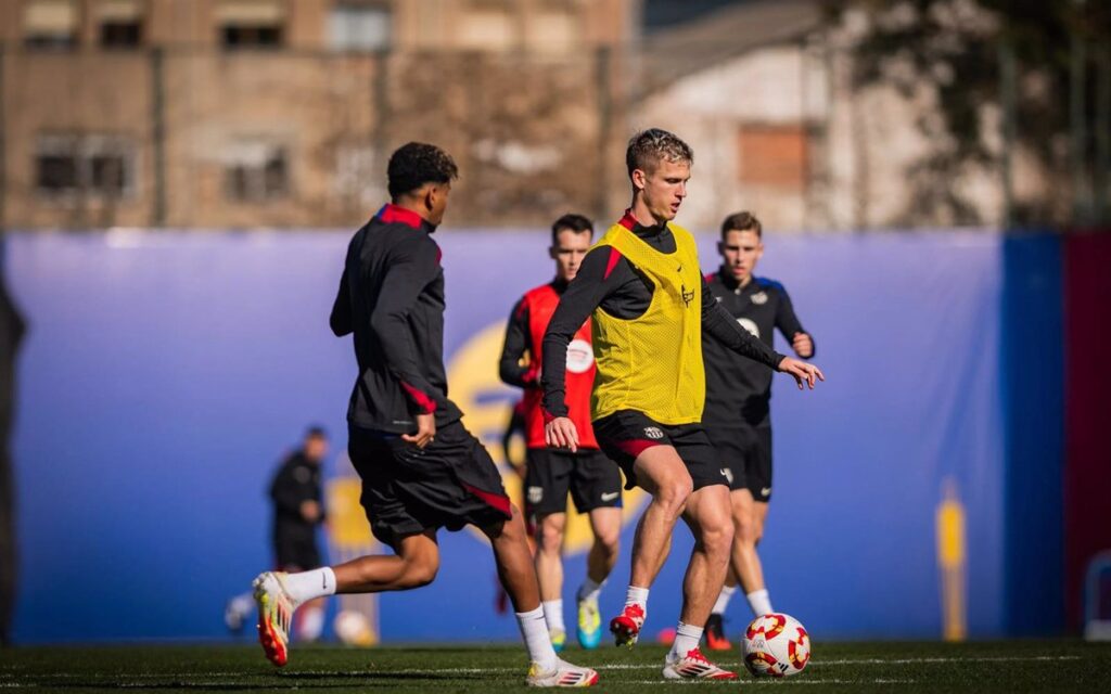 Dani Olmo se une parcialmente al grupo mientras Gavi permanece en el gimnasio.