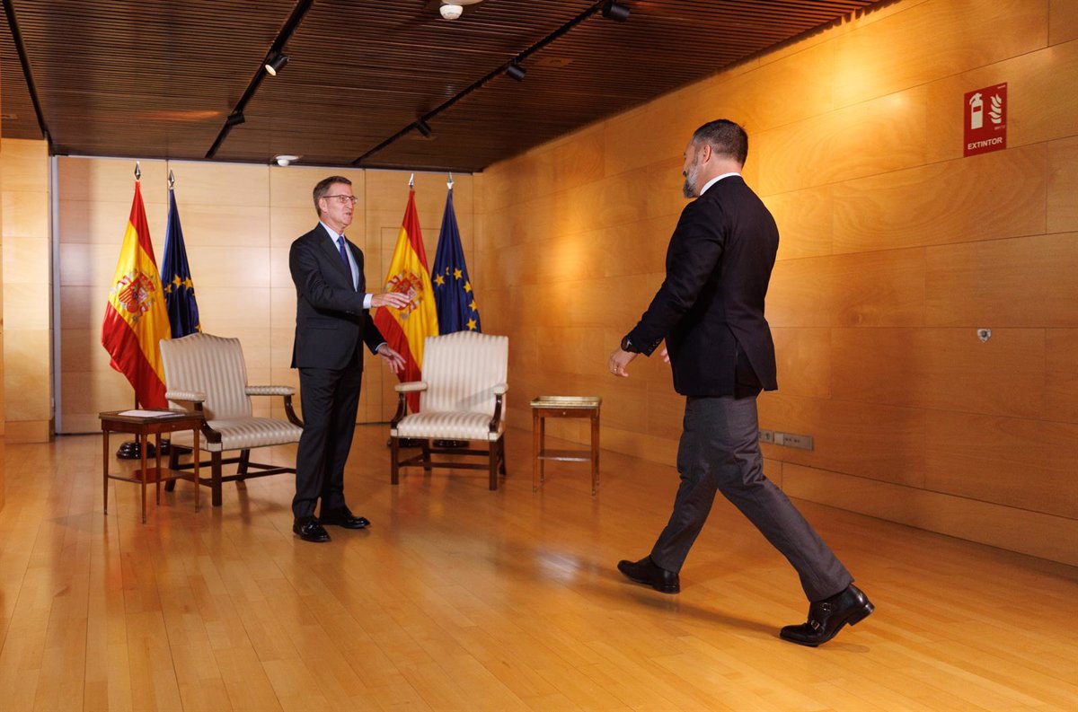 Descanso en una tumbona tras recorrer España: Revelando la estafa del PP