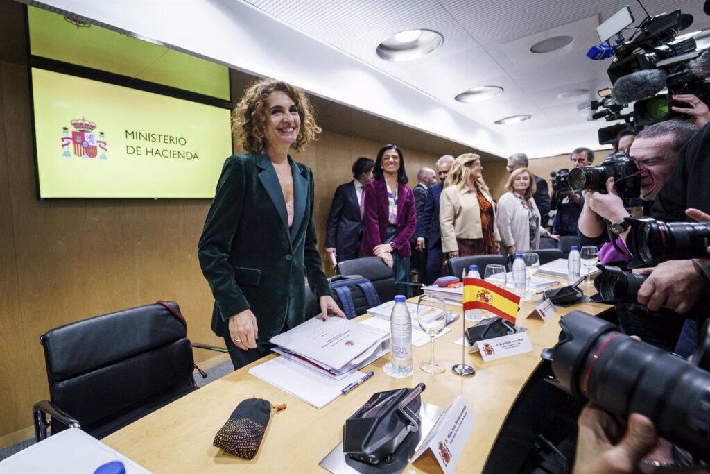 El Gobierno Aclara: Las CCAA Podrán Usar los Intereses Ahorrados de la Deuda para Gastos Sociales