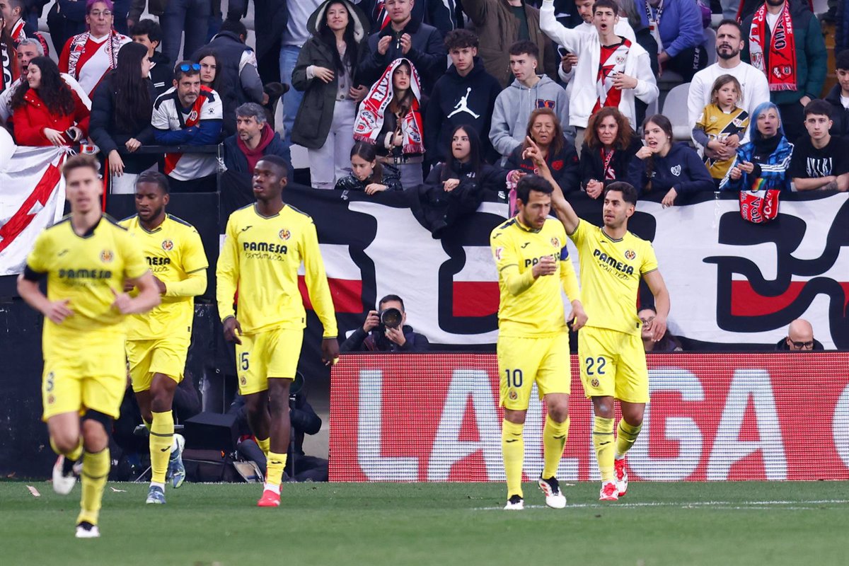 El Villarreal logra una victoria sufrida en Vallecas y el Espanyol se lleva un gran premio de Mendizorroza.