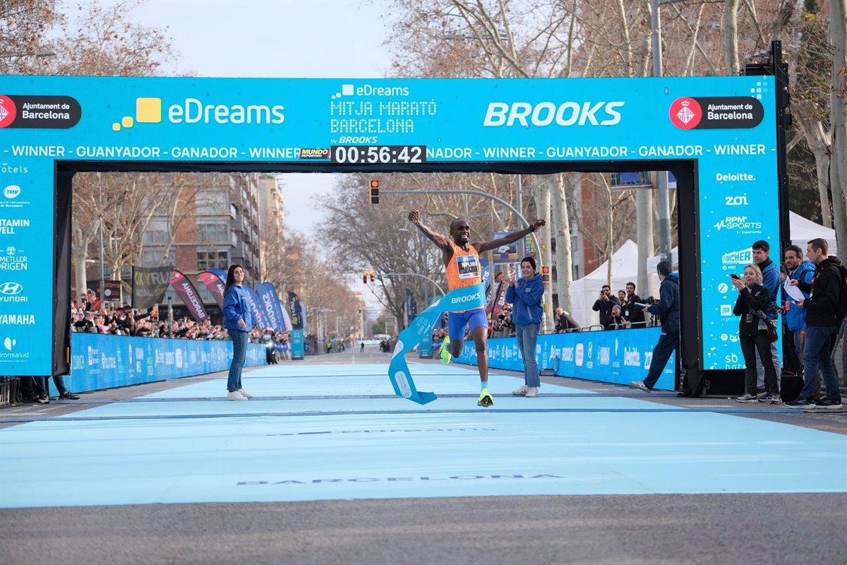 El ugandés Jacob Kiplimo pulveriza el récord mundial de medio maratón en Barcelona