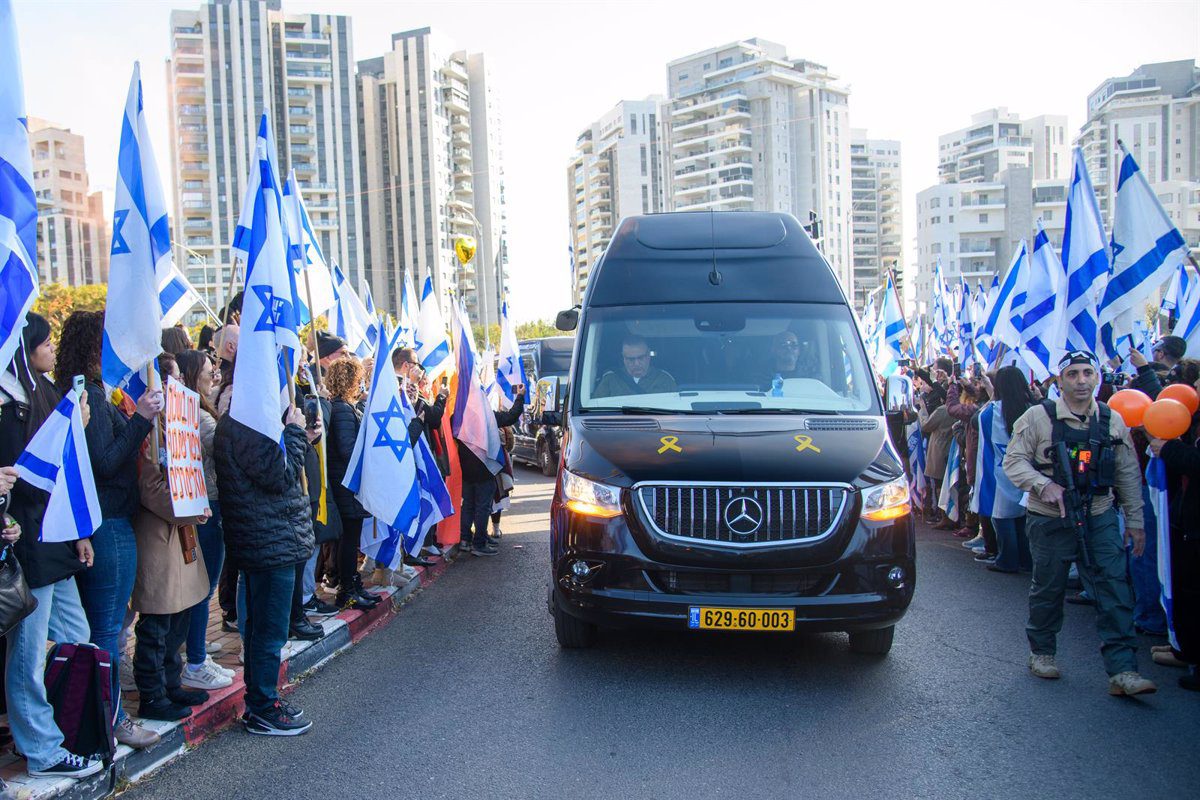 Entierro de la Familia Bibas Cerca de Nir Oz: Un Cortejo Fúnebre Multitudinario