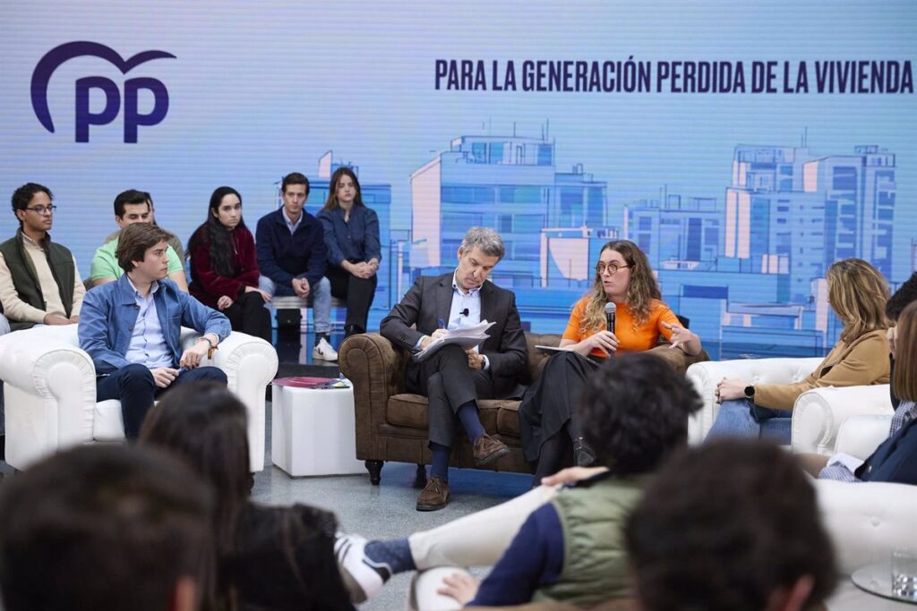 Feijóo busca captar el voto joven con rebajas fiscales en vivienda y solicita mayor presencia del PP en redes sociales