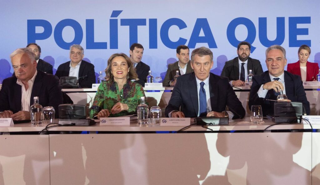 Feijóo critica la 'oposición de tumbona' de Vox y respalda el decreto ómnibus: 'Nuestro partido es libre'