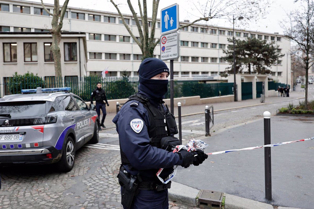 Francia Refuerza Seguridad Escolar: Despliegue de Cientos de Policías para Revisar Mochilas y Prevenir la Violencia en Colegios