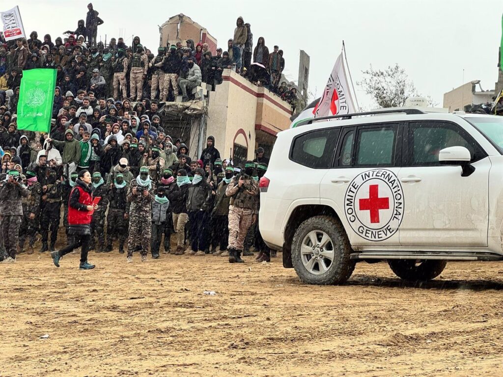 Hamás Inicia la Liberación de Seis Rehenes Israelíes: Entrega de Dos Secuestrados a la Cruz Roja en Rafá