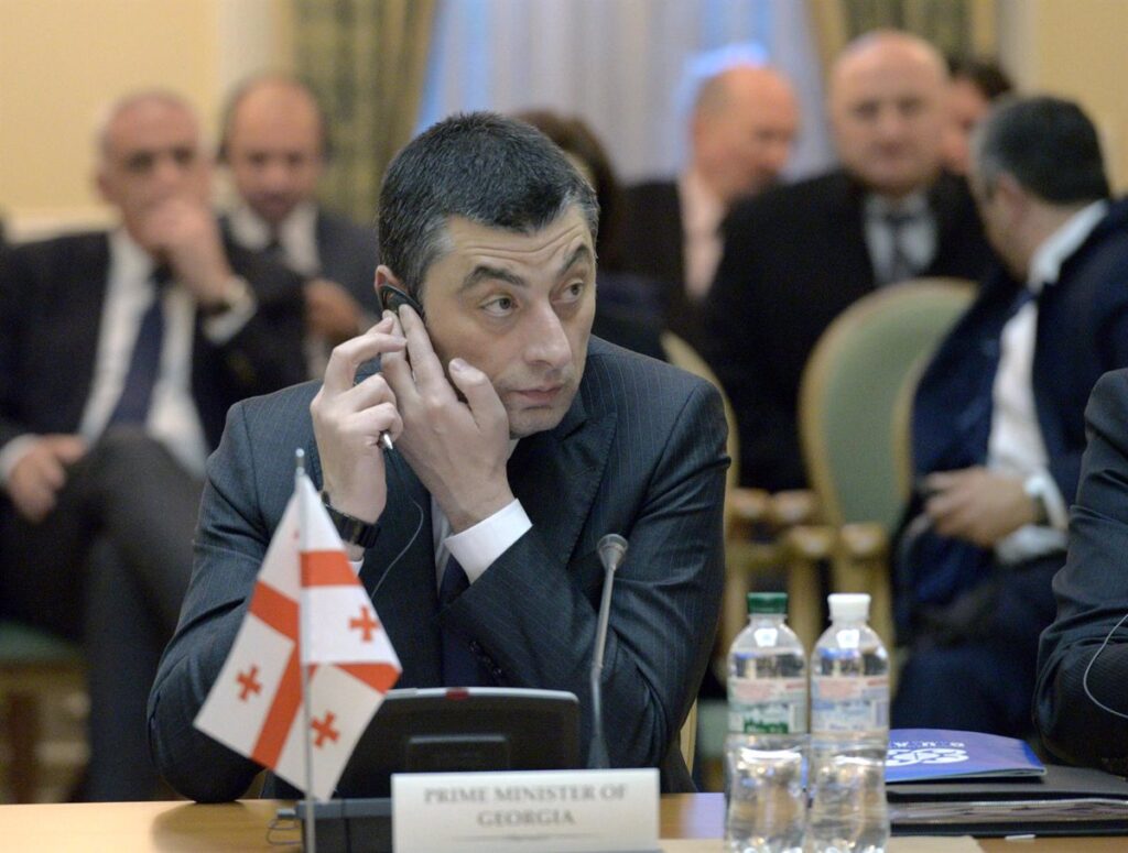 Huéspedes lanzan huevos al ex primer ministro de Georgia, Georgi Gajaria, durante la conferencia de Múnich