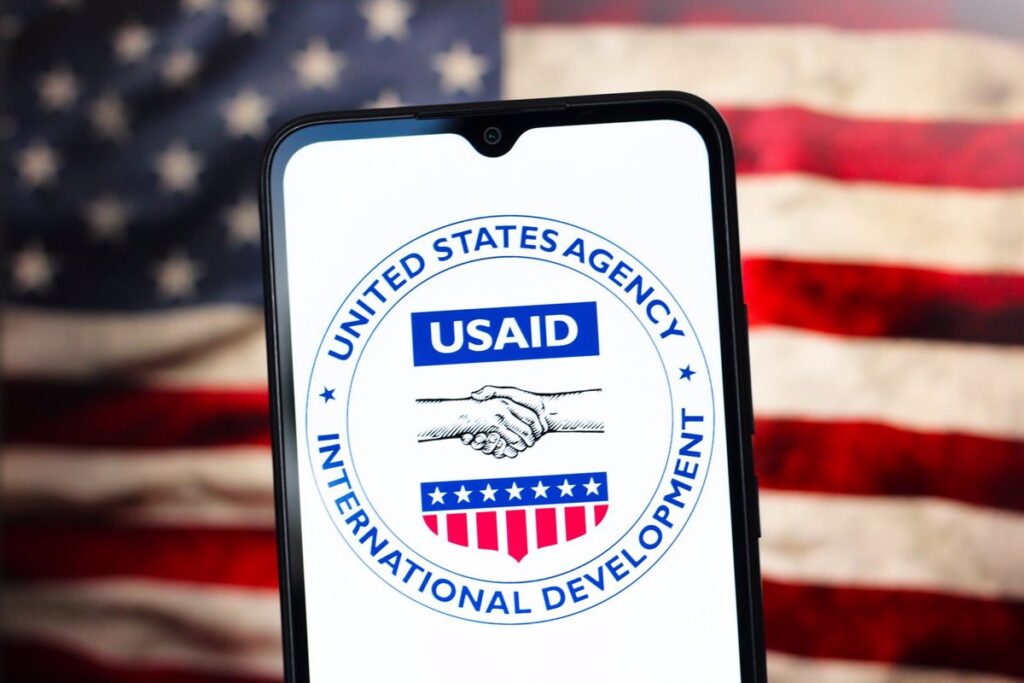 Juez estadounidense bloquea despedidos de 2,200 empleados de USAID por parte de Trump