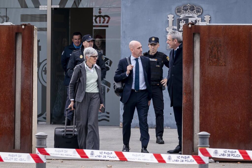 La Fiscalía solicita condena para Rubiales y elogia a Hermoso como "una simple jugadora" frente a un presidente "que controlaba todo"