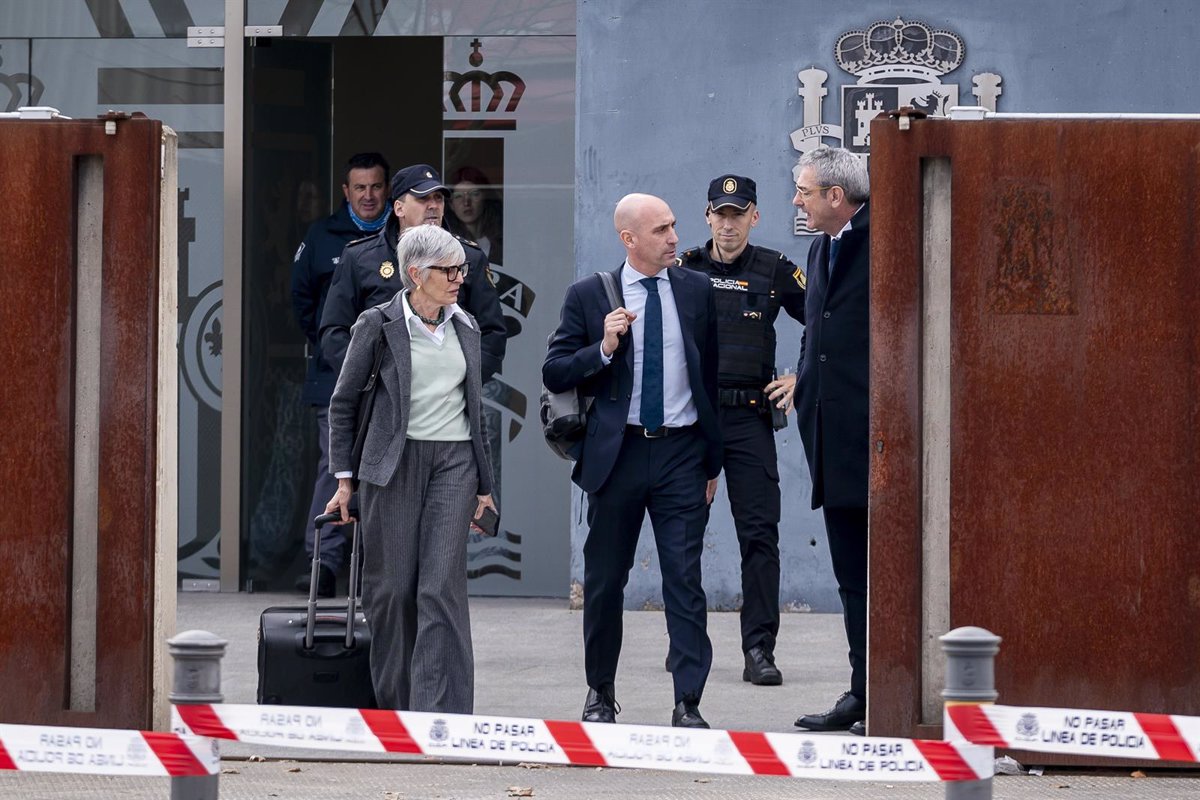 La Fiscalía solicita condena para Rubiales y elogia a Hermoso como "una simple jugadora" frente a un presidente "que controlaba todo"