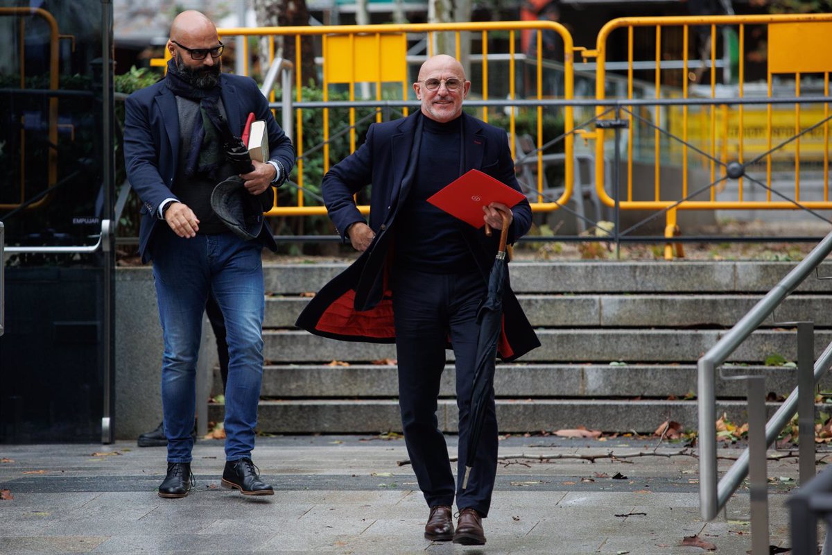 Luis De la Fuente Desmiente su Participación en el Comité de Crisis de la RFEF Tras el Controversial Beso de Rubiales