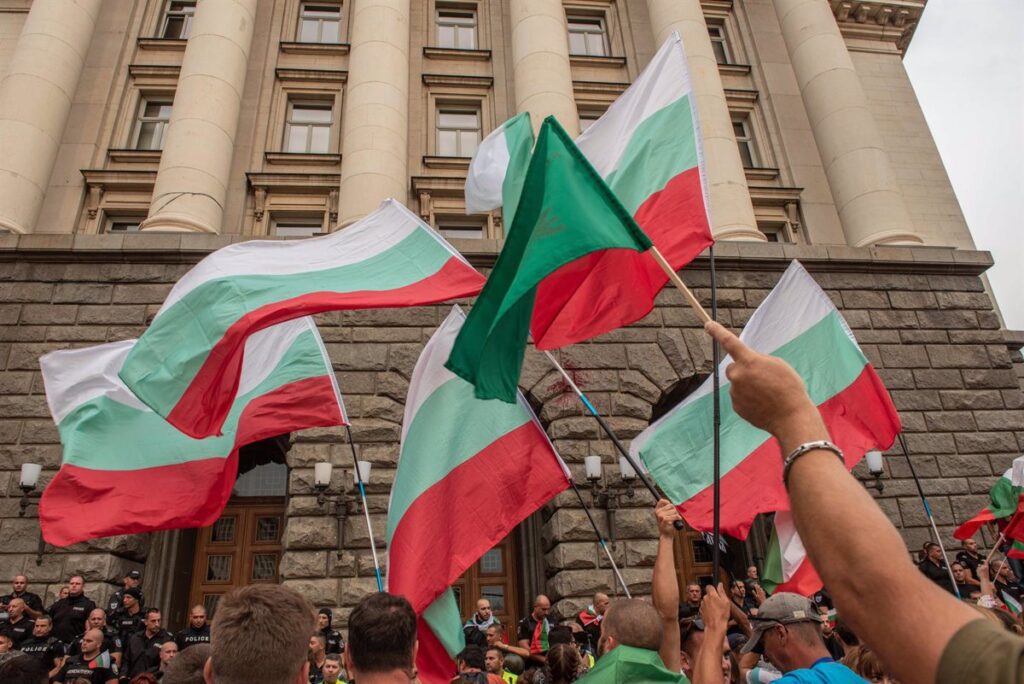 Manifestantes se oponen a la entrada de Bulgaria en el euro y atacan la sede de la Comisión Europea en Sofía