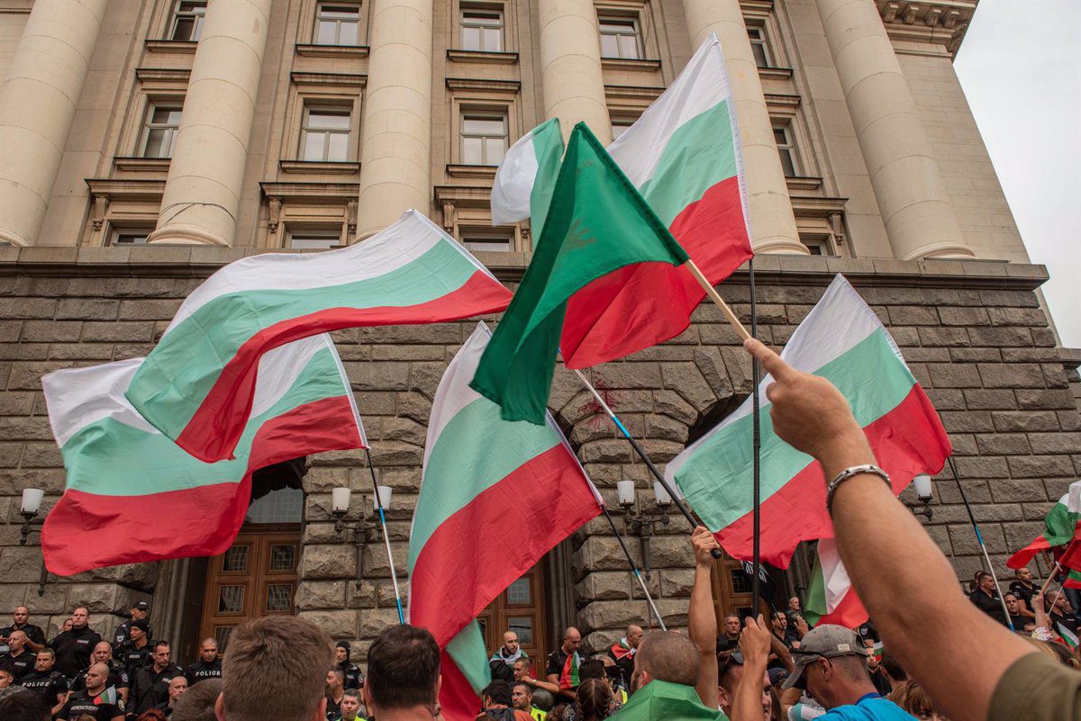 Manifestantes se oponen a la entrada de Bulgaria en el euro y atacan la sede de la Comisión Europea en Sofía