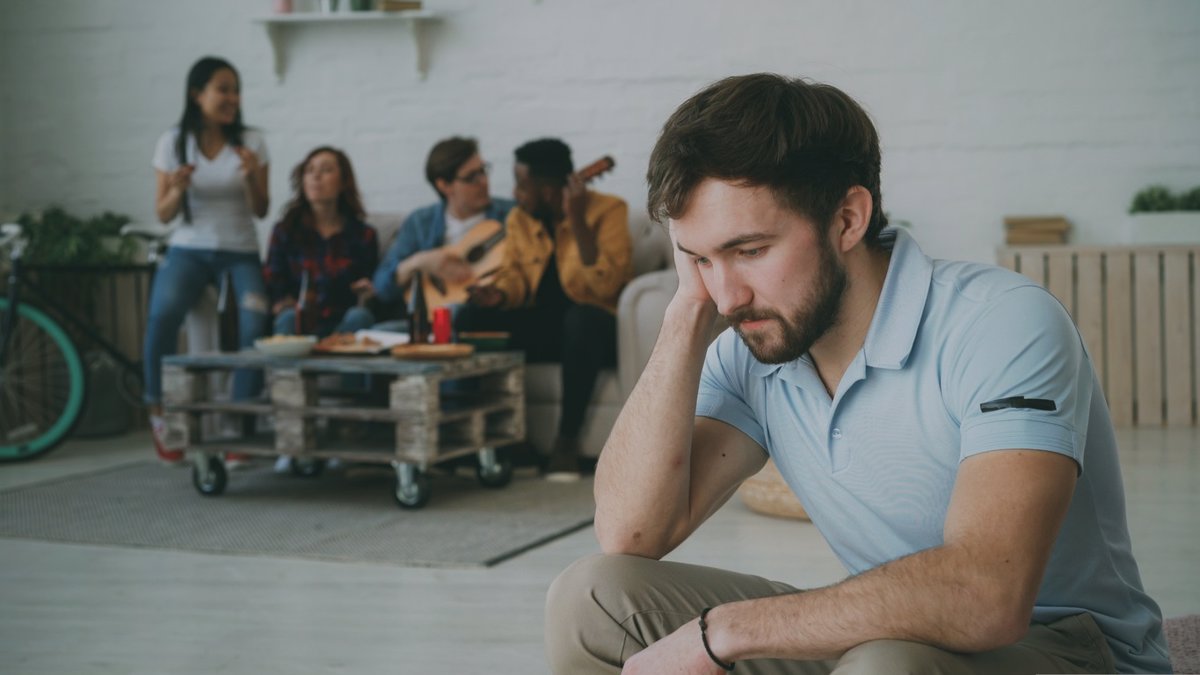 Más que frikis o antisociales: la personalidad que enfrenta el ostracismo