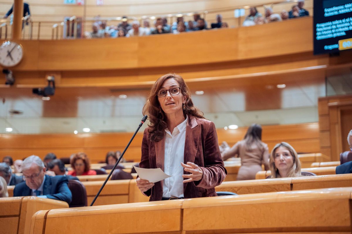 Mónica García acusa a Ayuso de ser la "embajadora de Trump" por difundir "bulos" sobre el tratamiento de la leucemia infantil.