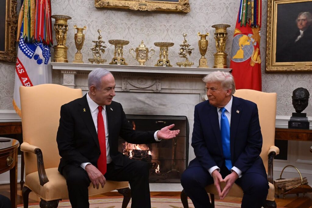Netanyahu Regala un 'Buscador' de Oro a Trump Como Recuerdo del Operativo Contra Hezbolá