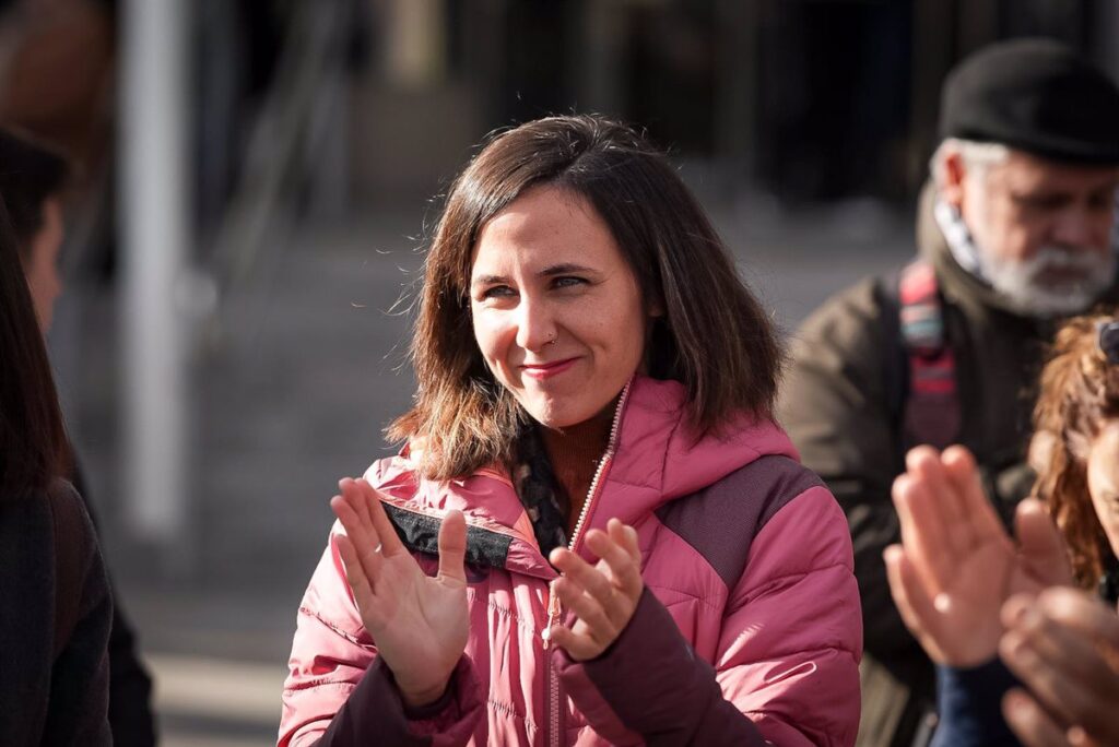 Podemos exige abolir la monarquía: Reacciones de los sectores conservadores y el mito del PSOE como promotor de la democracia