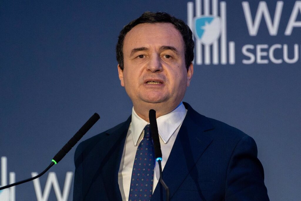 Primer Ministro Kurti Celebra las Primeras Elecciones Parlamentarias Regulares en Kosovo Después de Votar