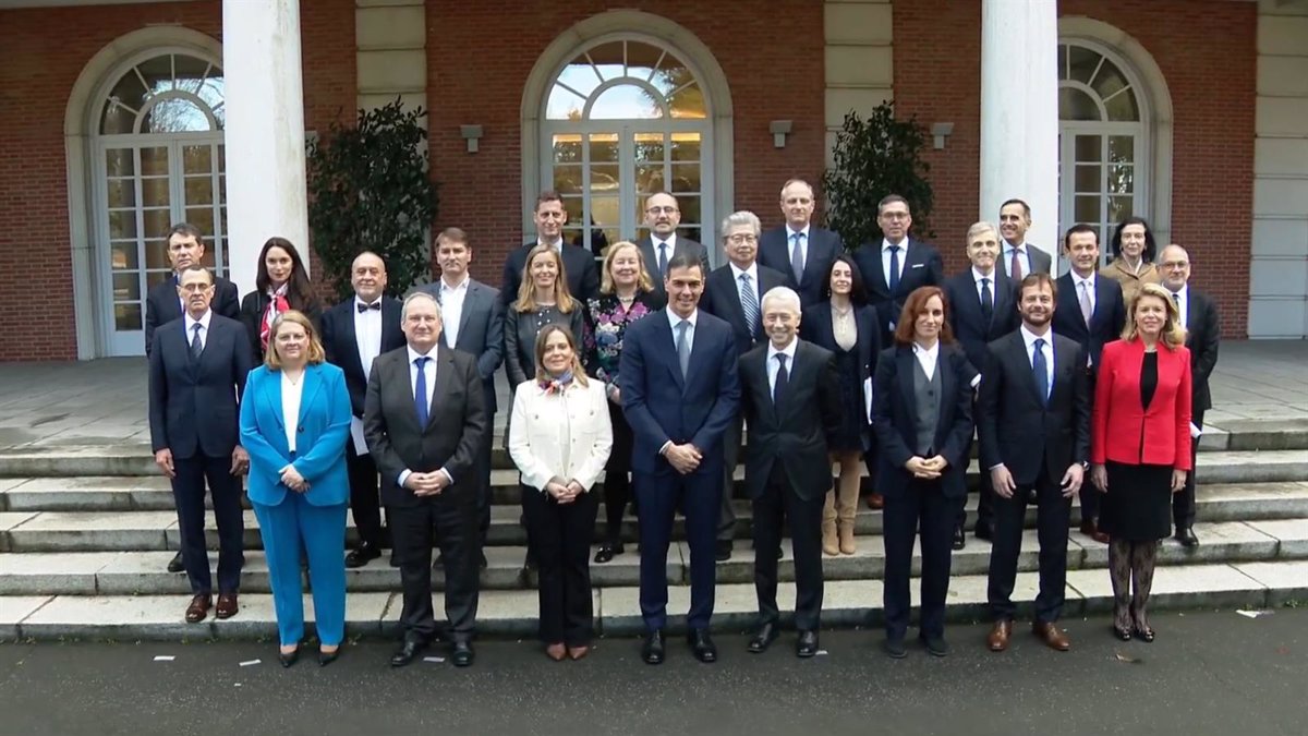 Sánchez comunica a la industria farmacéutica el compromiso del Gobierno de "posicionar a España como líder en el sector"