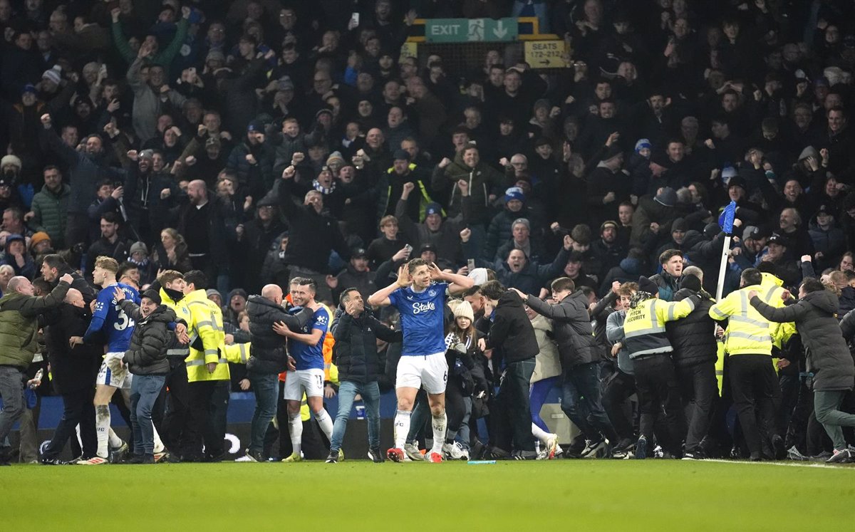 Tarkowski opaca a Salah en el último derbi de Goodison Park