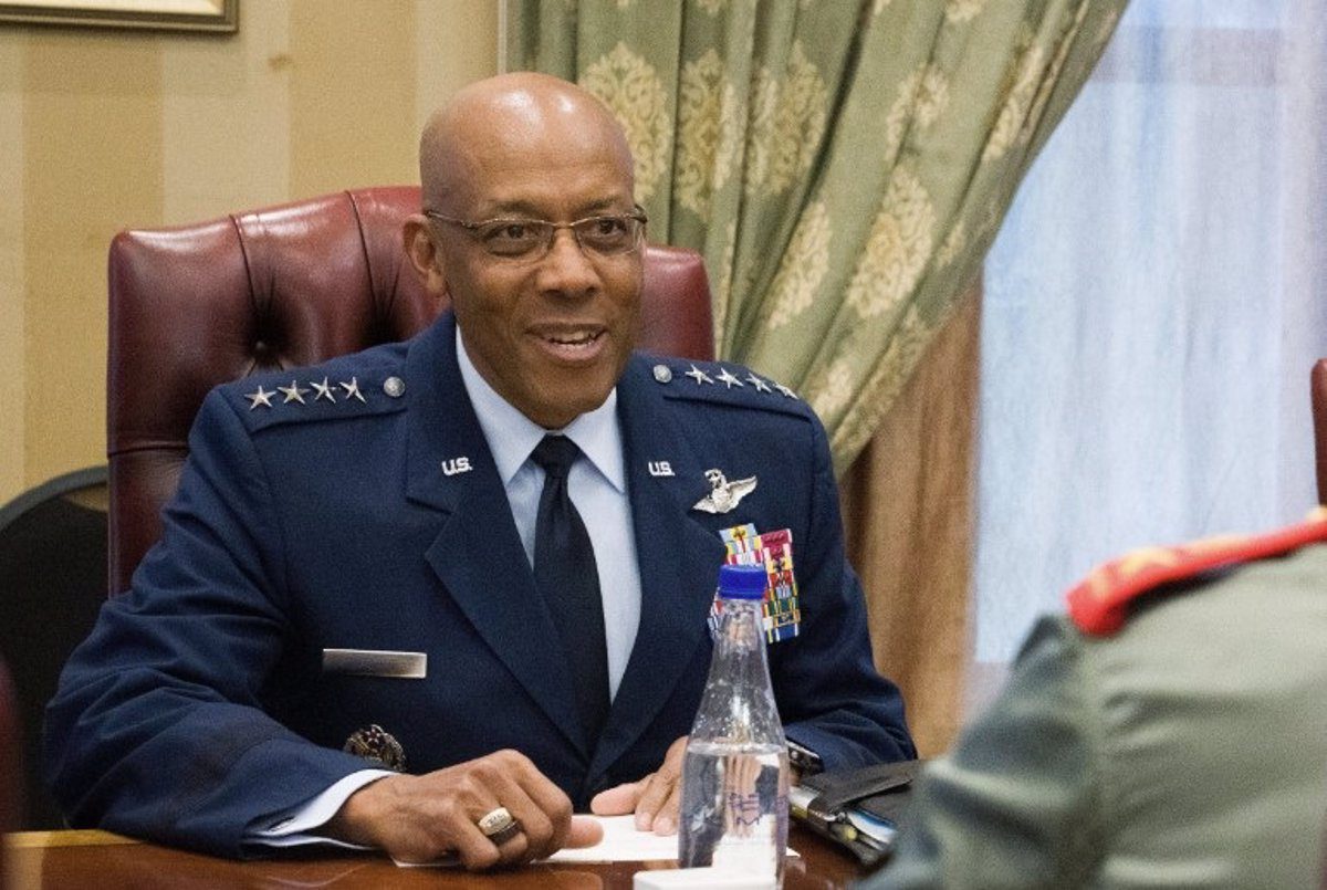 Trump Destituye al Jefe del Estado Mayor Conjunto de EE. UU. y Nombra a Dan 'Razin' Caine como Su Sucesor