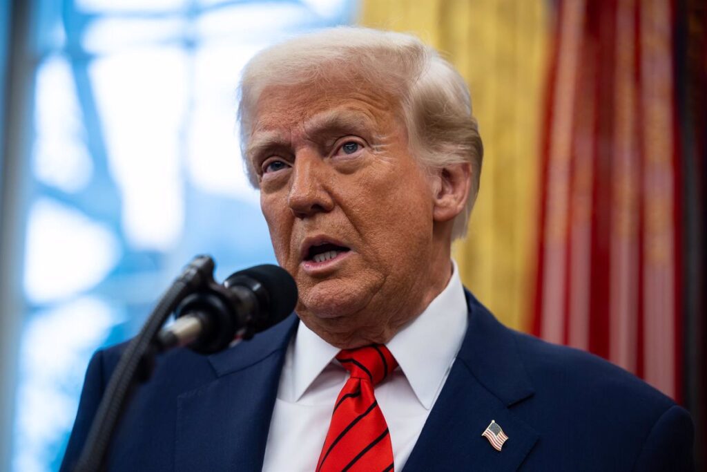 Trump Firma Orden para Combatir el Supuesto 'Sesgo Anticristiano' en el Gobierno de EE. UU.