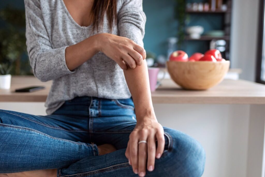 ¿Es correcto rascarse cuando te pica? Descubre cómo este gesto instintivo puede afectar tu piel, tanto positivamente como negativamente.