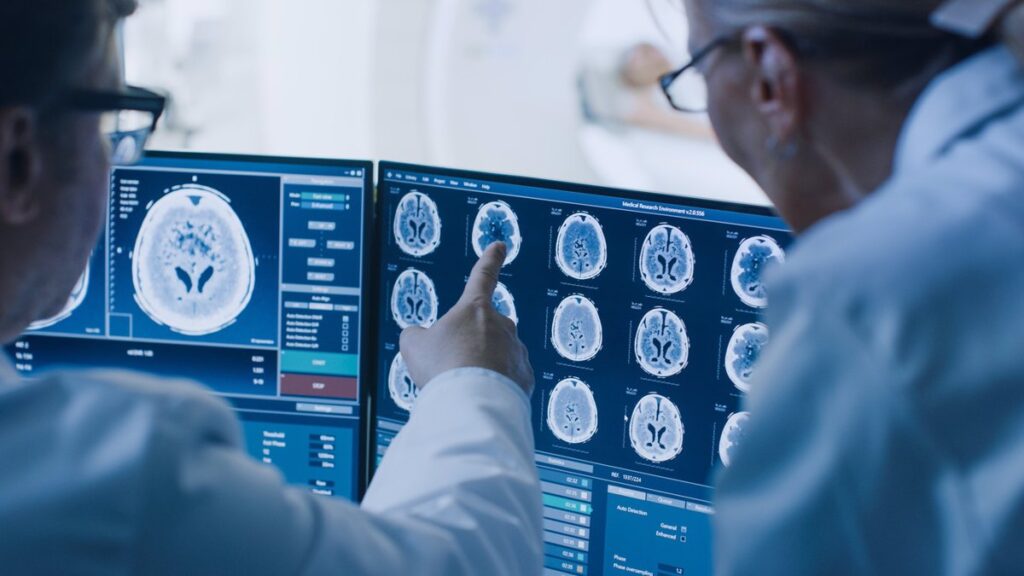 ¿Te has preguntado qué es un neurofisiólogo clínico? Conoce esta fascinante especialidad relacionada con la neurociencia.
