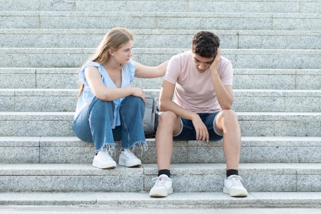 ¿Te sientes abrumado por las emociones ajenas? Descubre si padeces hiperempatía, su impacto en tu vida y cómo manejarla.